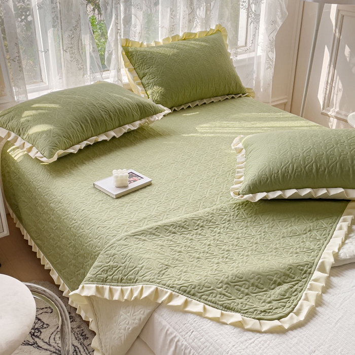 91家纺网 家纺一手货源 找家纺 妮可 2025新款全棉纯色花边款40S纯棉夹棉绗缝四季款多功能床盖 青草绿