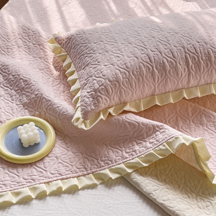 91家纺网 家纺一手货源 找家纺 妮可 2025新款全棉纯色花边款40S纯棉夹棉绗缝四季款多功能床盖 春日粉