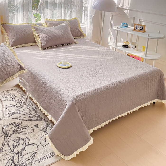 91家纺网 家纺一手货源 找家纺 妮可 2025新款全棉纯色花边款40S纯棉夹棉绗缝四季款多功能床盖 轻奢灰