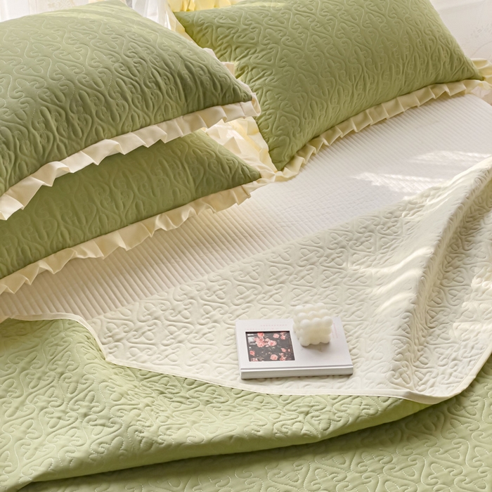 91家纺网 家纺一手货源 找家纺 妮可 2025新款全棉纯色花边款40S纯棉夹棉绗缝四季款多功能床盖 青草绿