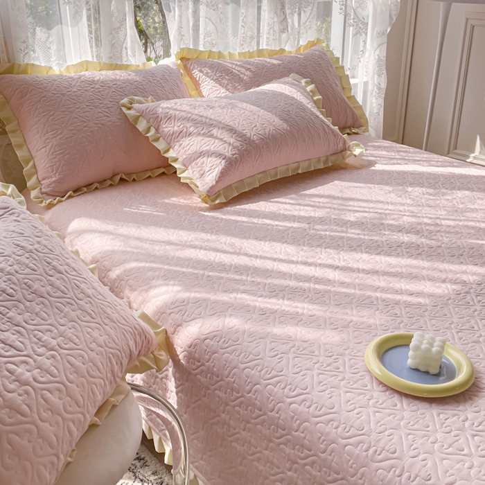 91家纺网 家纺一手货源 找家纺 妮可 2025新款全棉纯色花边款40S纯棉夹棉绗缝四季款多功能床盖 春日粉