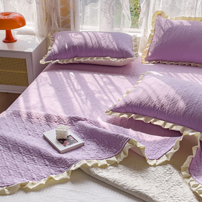 91家纺网 家纺一手货源 找家纺 妮可 2025新款全棉纯色花边款40S纯棉夹棉绗缝四季款多功能床盖 啵啵紫