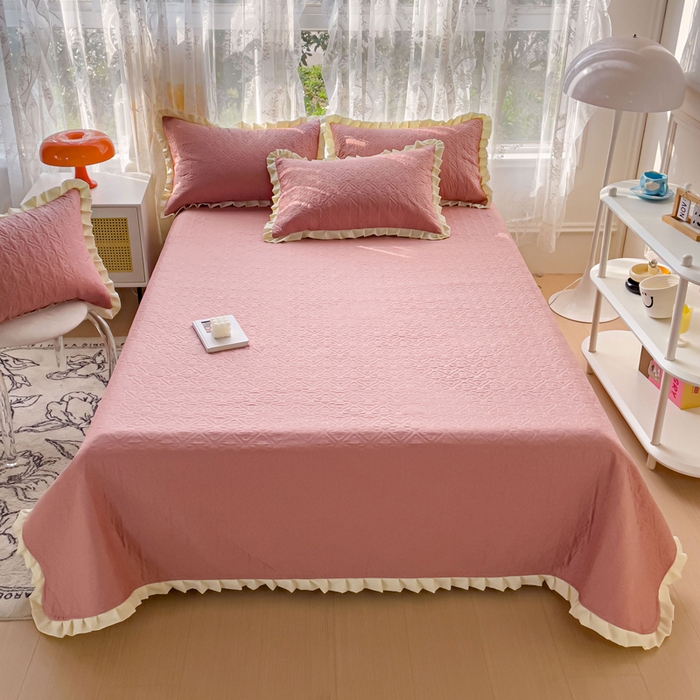 91家纺网 家纺一手货源 找家纺 妮可 2025新款全棉纯色花边款40S纯棉夹棉绗缝四季款多功能床盖 浅豆沙