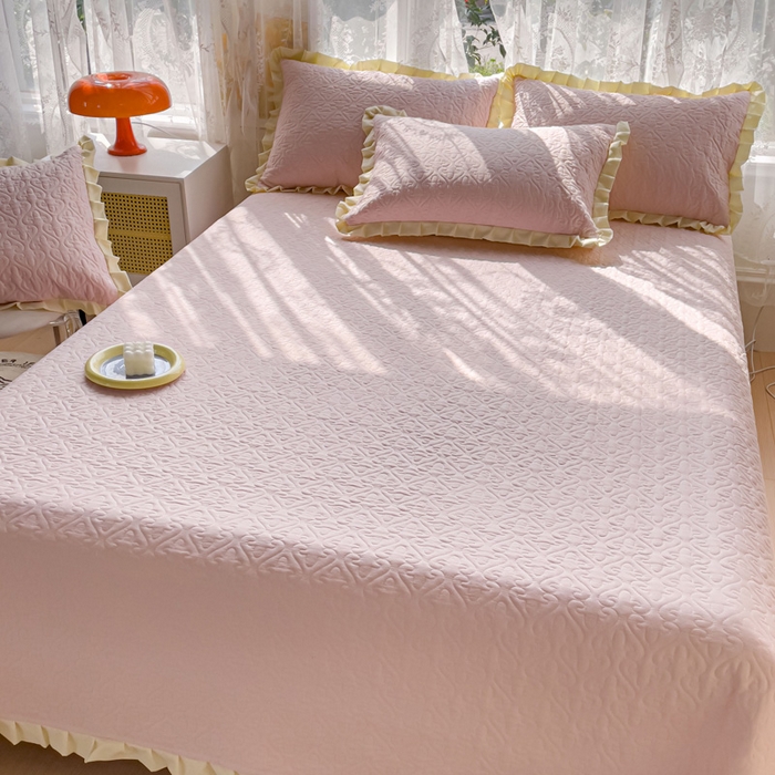91家纺网 家纺一手货源 找家纺 妮可 2025新款全棉纯色花边款40S纯棉夹棉绗缝四季款多功能床盖 春日粉
