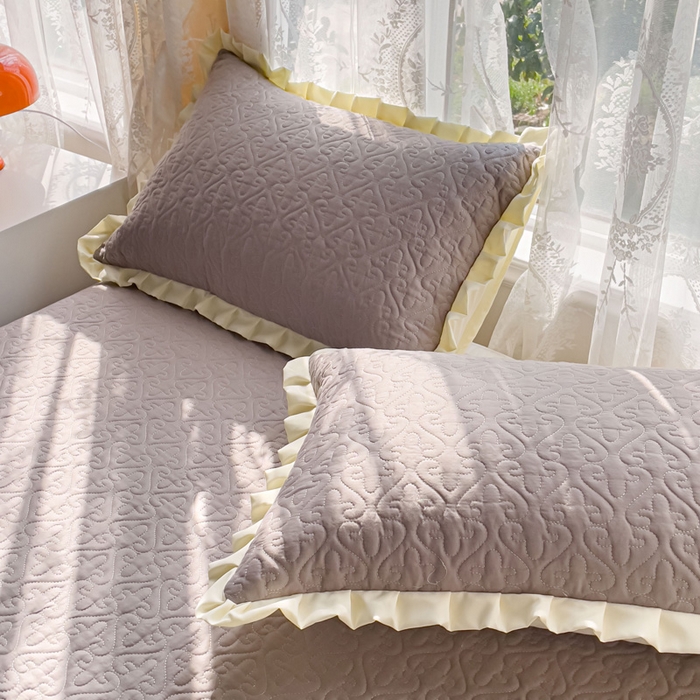 91家纺网 家纺一手货源 找家纺 妮可 2025新款全棉纯色花边款40S纯棉夹棉绗缝四季款多功能床盖 轻奢灰