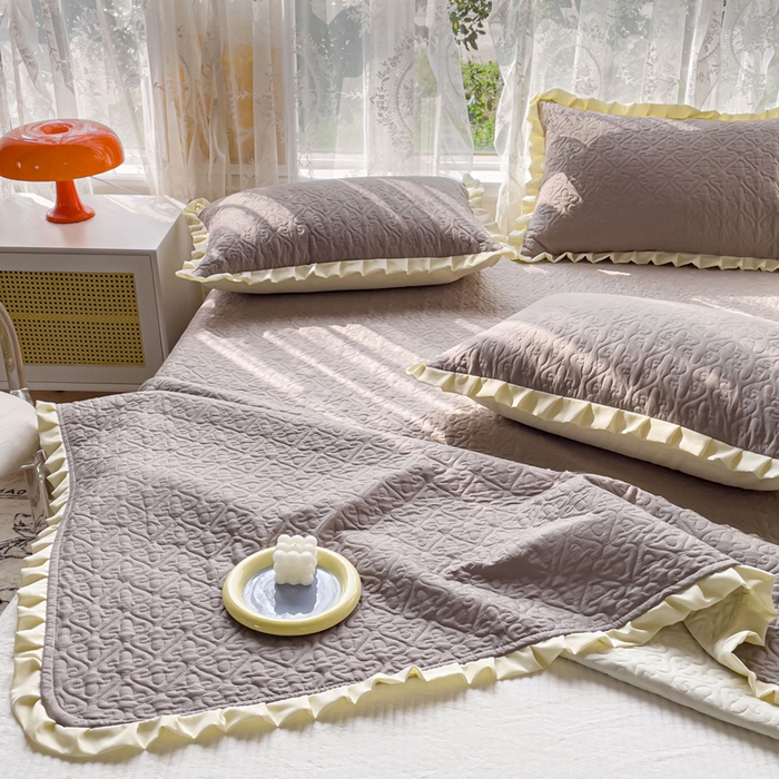 91家纺网 家纺一手货源 找家纺 妮可 2025新款全棉纯色花边款40S纯棉夹棉绗缝四季款多功能床盖 轻奢灰