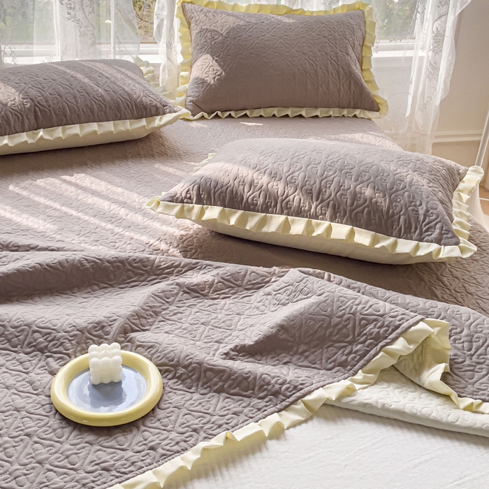 91家纺网 家纺一手货源 找家纺 妮可 2025新款全棉纯色花边款40S纯棉夹棉绗缝四季款多功能床盖 轻奢灰