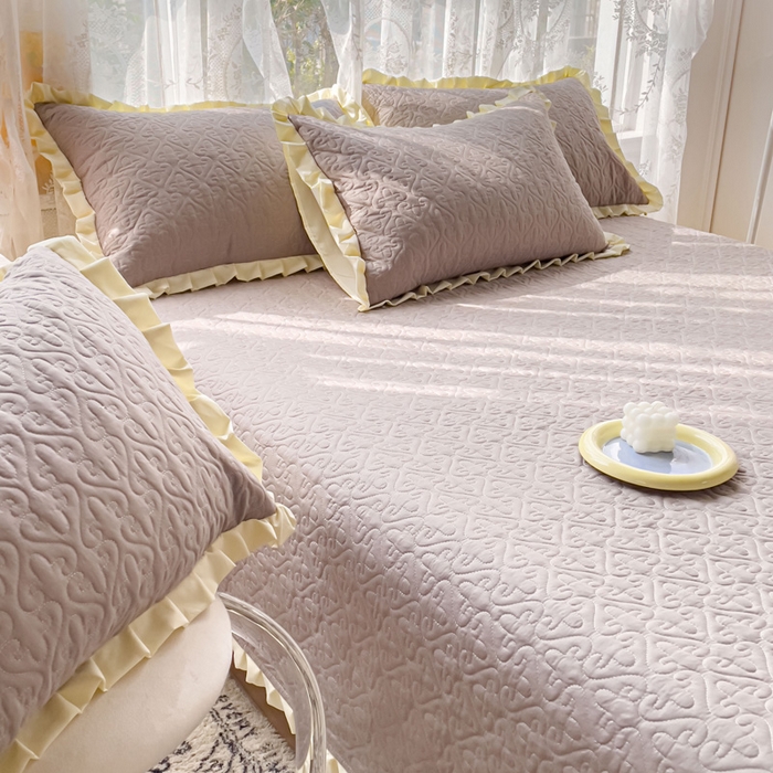 91家纺网 家纺一手货源 找家纺 妮可 2025新款全棉纯色花边款40S纯棉夹棉绗缝四季款多功能床盖 轻奢灰