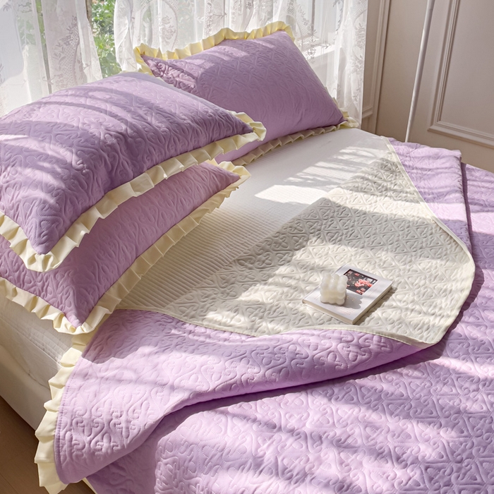 91家纺网 家纺一手货源 找家纺 妮可 2025新款全棉纯色花边款40S纯棉夹棉绗缝四季款多功能床盖 啵啵紫
