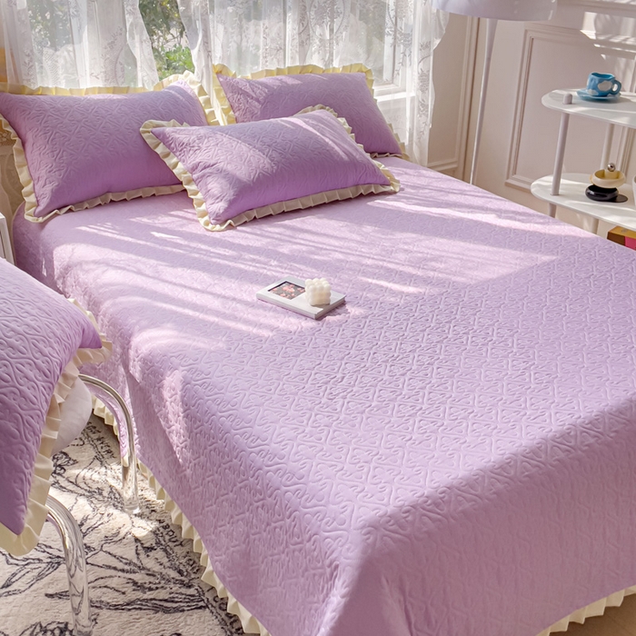 91家纺网 家纺一手货源 找家纺 妮可 2025新款全棉纯色花边款40S纯棉夹棉绗缝四季款多功能床盖 啵啵紫