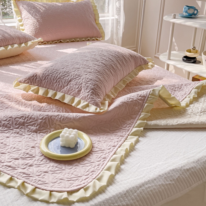 91家纺网 家纺一手货源 找家纺 妮可 2025新款全棉纯色花边款40S纯棉夹棉绗缝四季款多功能床盖 春日粉