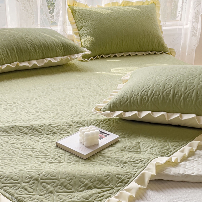 91家纺网 家纺一手货源 找家纺 妮可 2025新款全棉纯色花边款40S纯棉夹棉绗缝四季款多功能床盖 青草绿