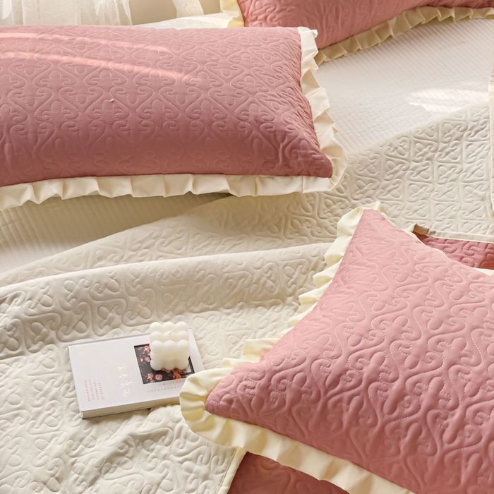 91家纺网 家纺一手货源 找家纺 妮可 2025新款全棉纯色花边款40S纯棉夹棉绗缝四季款多功能床盖 浅豆沙