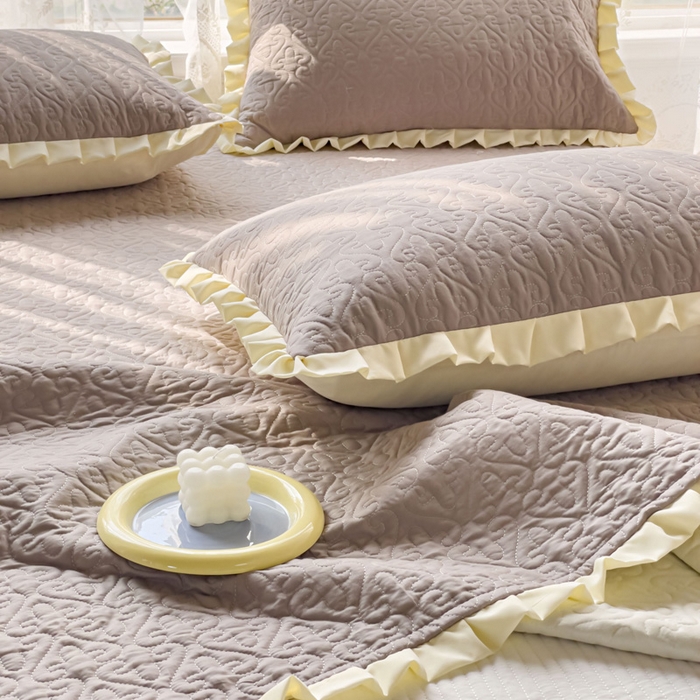 91家纺网 家纺一手货源 找家纺 妮可 2025新款全棉纯色花边款40S纯棉夹棉绗缝四季款多功能床盖 轻奢灰