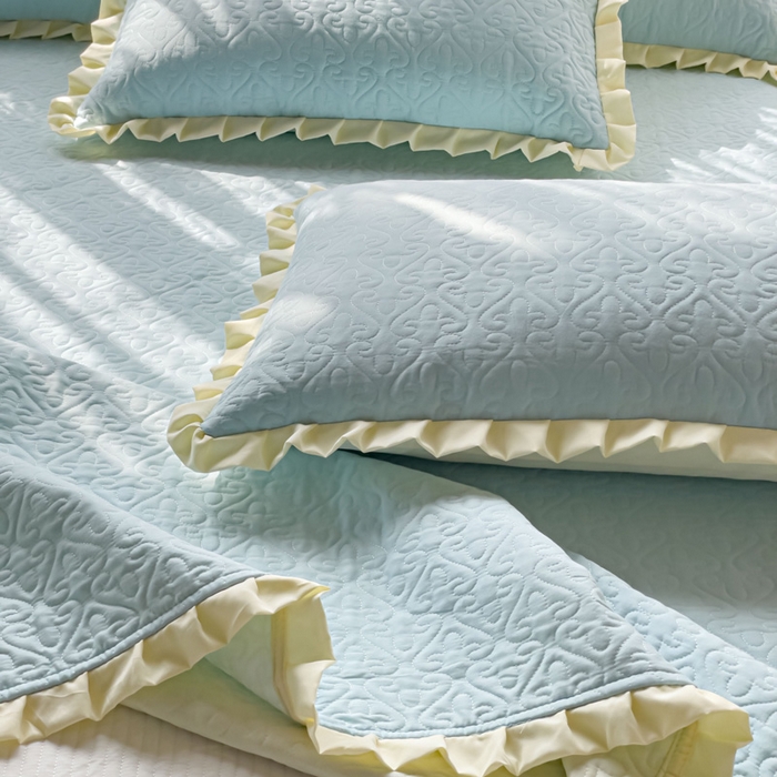 91家纺网 家纺一手货源 找家纺 妮可 2025新款全棉纯色花边款40S纯棉夹棉绗缝四季款多功能床盖 浅水蓝