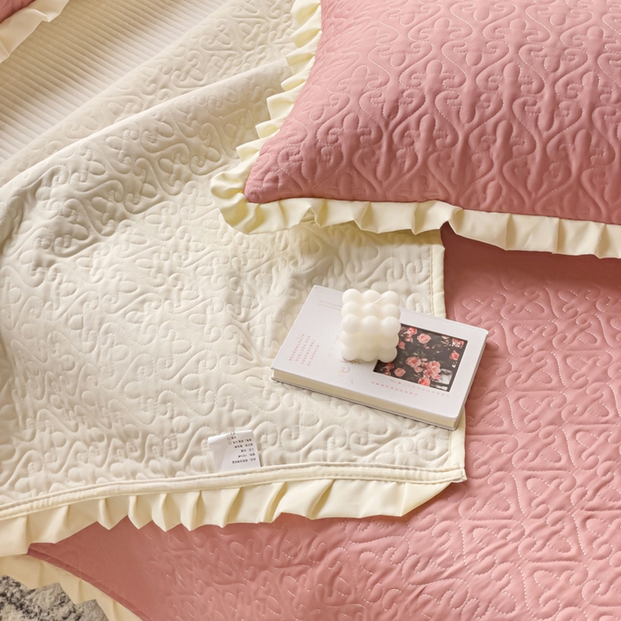 91家纺网 家纺一手货源 找家纺 妮可 2025新款全棉纯色花边款40S纯棉夹棉绗缝四季款多功能床盖 浅豆沙