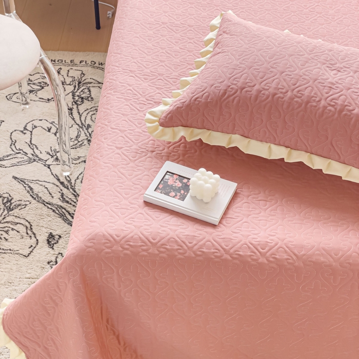 91家纺网 家纺一手货源 找家纺 妮可 2025新款全棉纯色花边款40S纯棉夹棉绗缝四季款多功能床盖 浅豆沙