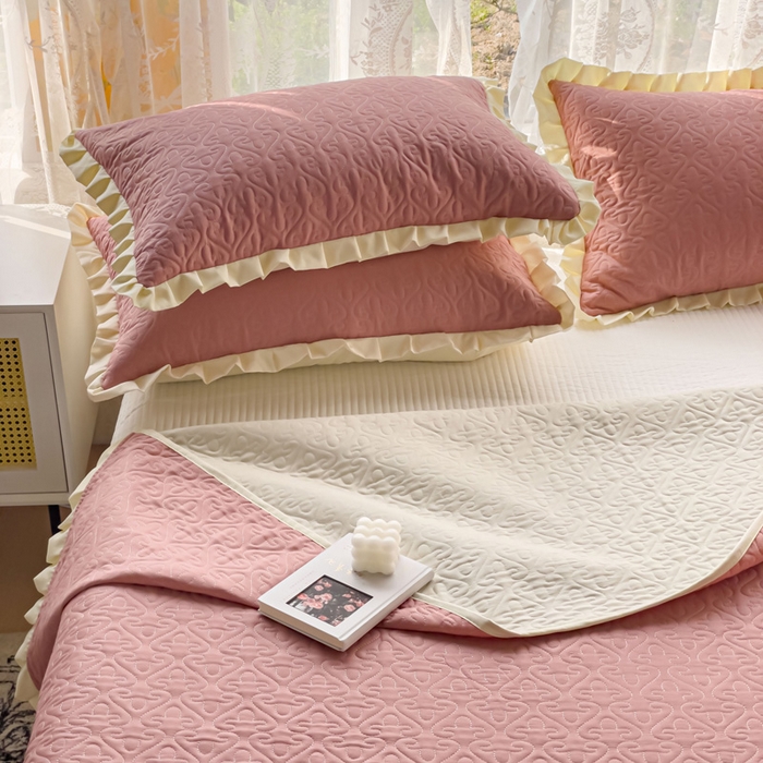 91家纺网 家纺一手货源 找家纺 妮可 2025新款全棉纯色花边款40S纯棉夹棉绗缝四季款多功能床盖 浅豆沙