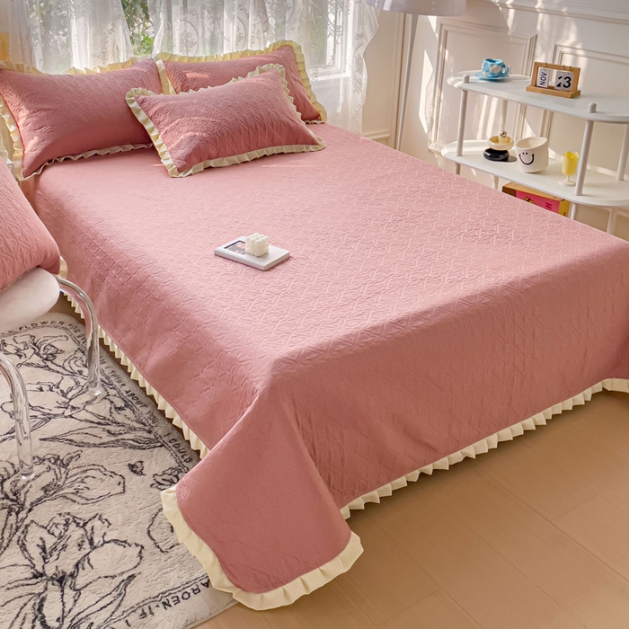 91家纺网 家纺一手货源 找家纺 妮可 2025新款全棉纯色花边款40S纯棉夹棉绗缝四季款多功能床盖 浅豆沙