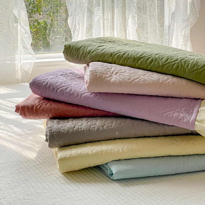 91家纺网 家纺一手货源 找家纺 妮可 2025新款全棉纯色花边款40S纯棉夹棉绗缝四季款多功能床盖 叠拍图