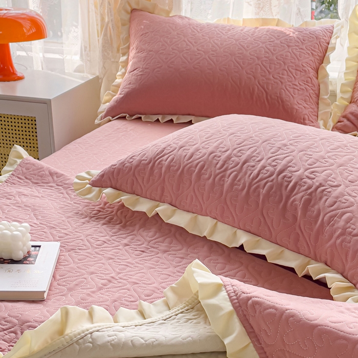 91家纺网 家纺一手货源 找家纺 妮可 2025新款全棉纯色花边款40S纯棉夹棉绗缝四季款多功能床盖 浅豆沙