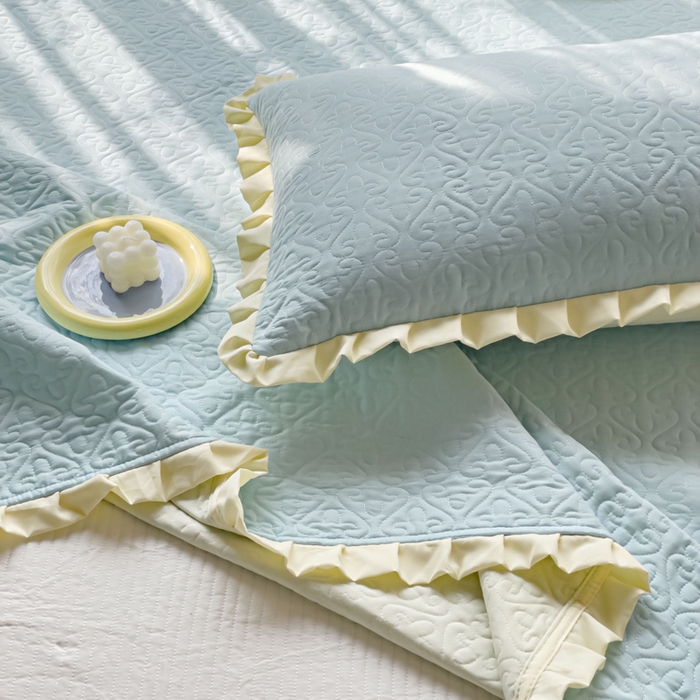 91家纺网 家纺一手货源 找家纺 妮可 2025新款全棉纯色花边款40S纯棉夹棉绗缝四季款多功能床盖 浅水蓝