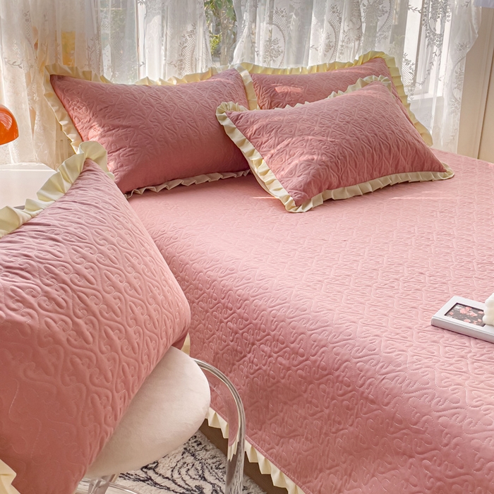 91家纺网 家纺一手货源 找家纺 妮可 2025新款全棉纯色花边款40S纯棉夹棉绗缝四季款多功能床盖 浅豆沙