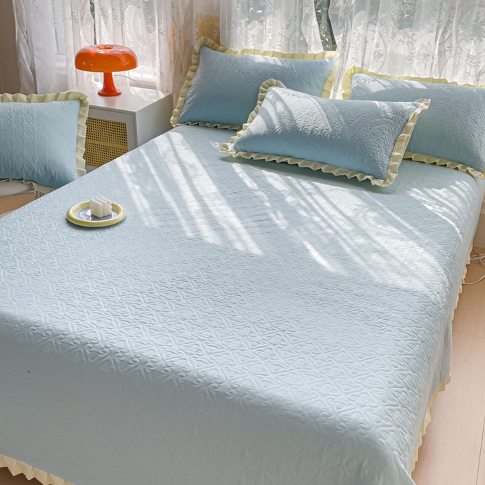 91家纺网 家纺一手货源 找家纺 妮可 2025新款全棉纯色花边款40S纯棉夹棉绗缝四季款多功能床盖 浅水蓝