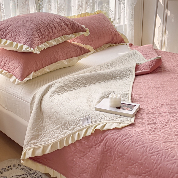 91家纺网 家纺一手货源 找家纺 妮可 2025新款全棉纯色花边款40S纯棉夹棉绗缝四季款多功能床盖 浅豆沙