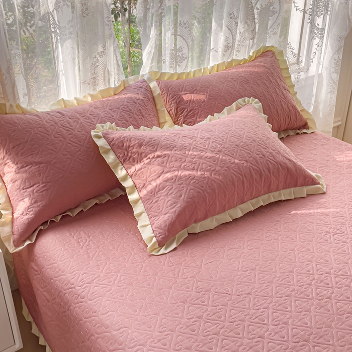 91家纺网 家纺一手货源 找家纺 妮可 2025新款全棉纯色花边款40S纯棉夹棉绗缝四季款多功能床盖 浅豆沙