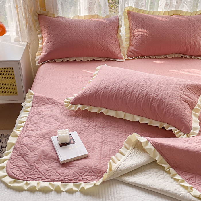 91家纺网 家纺一手货源 找家纺 妮可 2025新款全棉纯色花边款40S纯棉夹棉绗缝四季款多功能床盖 浅豆沙