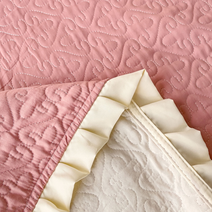 91家纺网 家纺一手货源 找家纺 妮可 2025新款全棉纯色花边款40S纯棉夹棉绗缝四季款多功能床盖 浅豆沙