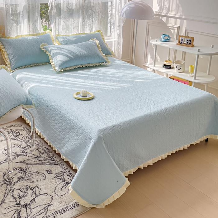 91家纺网 家纺一手货源 找家纺 妮可 2025新款全棉纯色花边款40S纯棉夹棉绗缝四季款多功能床盖 浅水蓝