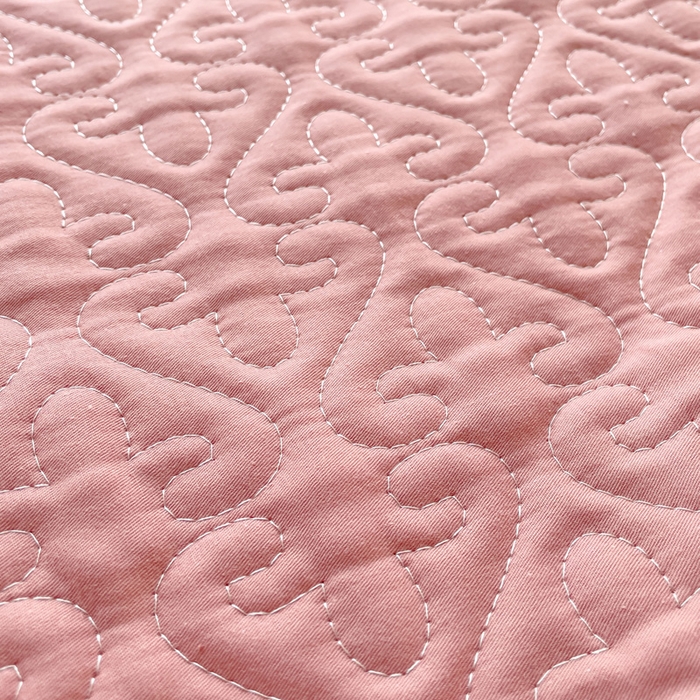 91家纺网 家纺一手货源 找家纺 妮可 2025新款全棉纯色花边款40S纯棉夹棉绗缝四季款多功能床盖 浅豆沙