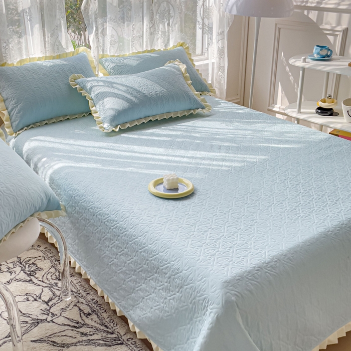 91家纺网 家纺一手货源 找家纺 妮可 2025新款全棉纯色花边款40S纯棉夹棉绗缝四季款多功能床盖 浅水蓝