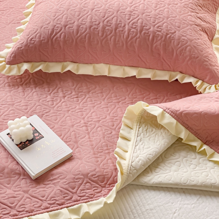 91家纺网 家纺一手货源 找家纺 妮可 2025新款全棉纯色花边款40S纯棉夹棉绗缝四季款多功能床盖 浅豆沙