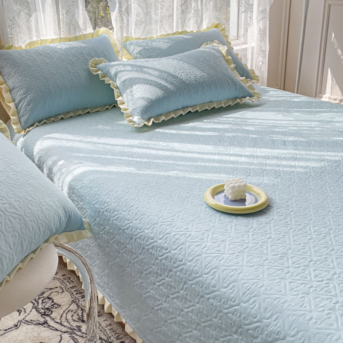 91家纺网 家纺一手货源 找家纺 妮可 2025新款全棉纯色花边款40S纯棉夹棉绗缝四季款多功能床盖 浅水蓝