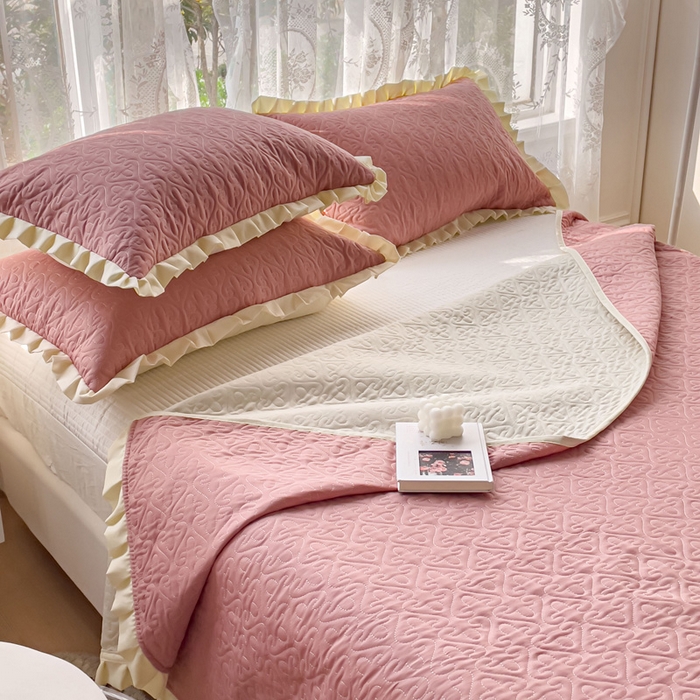 91家纺网 家纺一手货源 找家纺 妮可 2025新款全棉纯色花边款40S纯棉夹棉绗缝四季款多功能床盖 浅豆沙