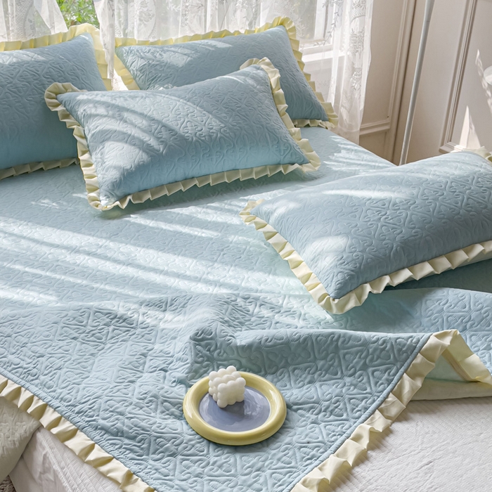 91家纺网 家纺一手货源 找家纺 妮可 2025新款全棉纯色花边款40S纯棉夹棉绗缝四季款多功能床盖 浅水蓝