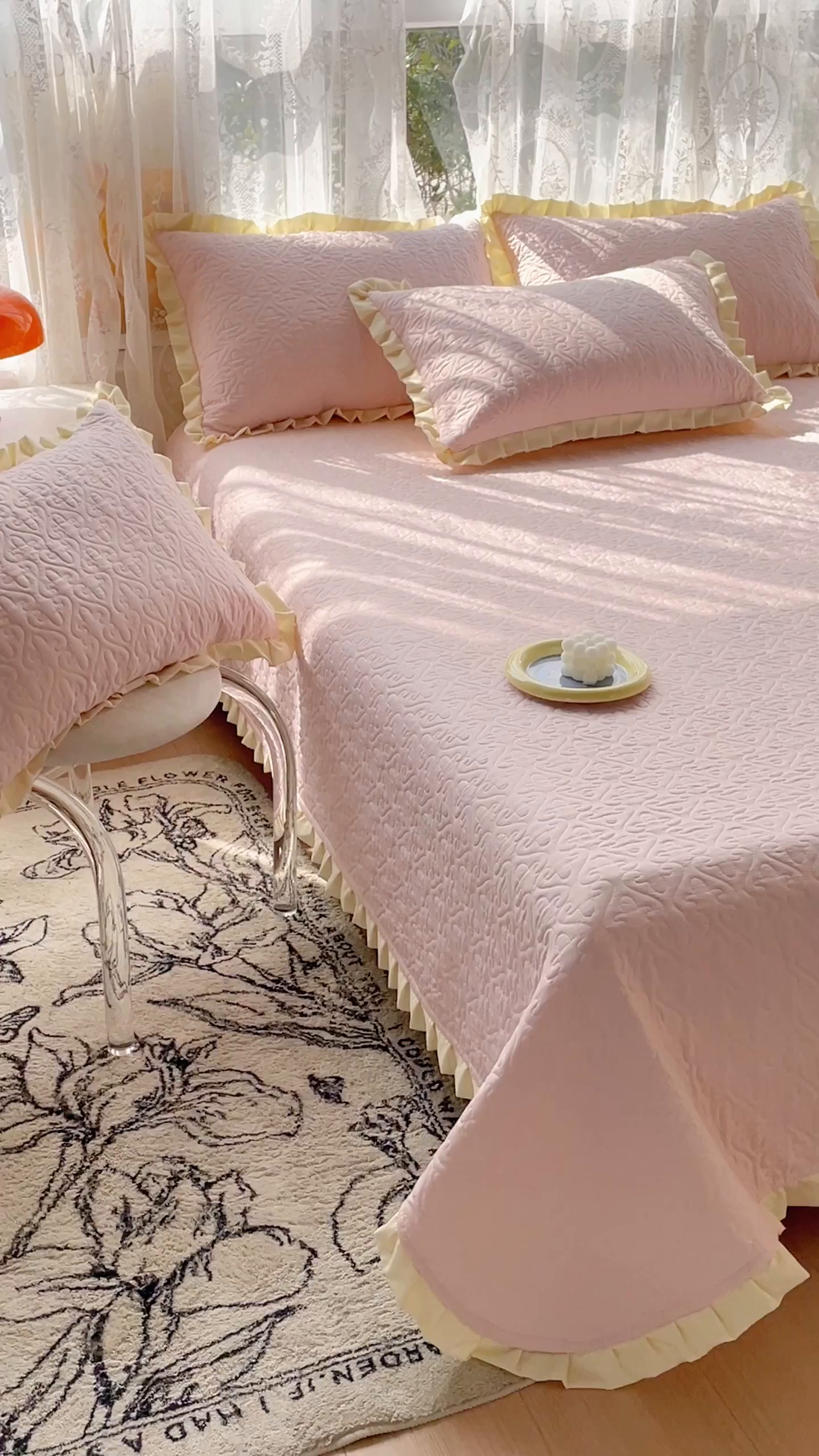 91家纺网 家纺一手货源 找家纺 妮可 2025新款全棉纯色花边款40S纯棉夹棉绗缝四季款多功能床盖 春日粉