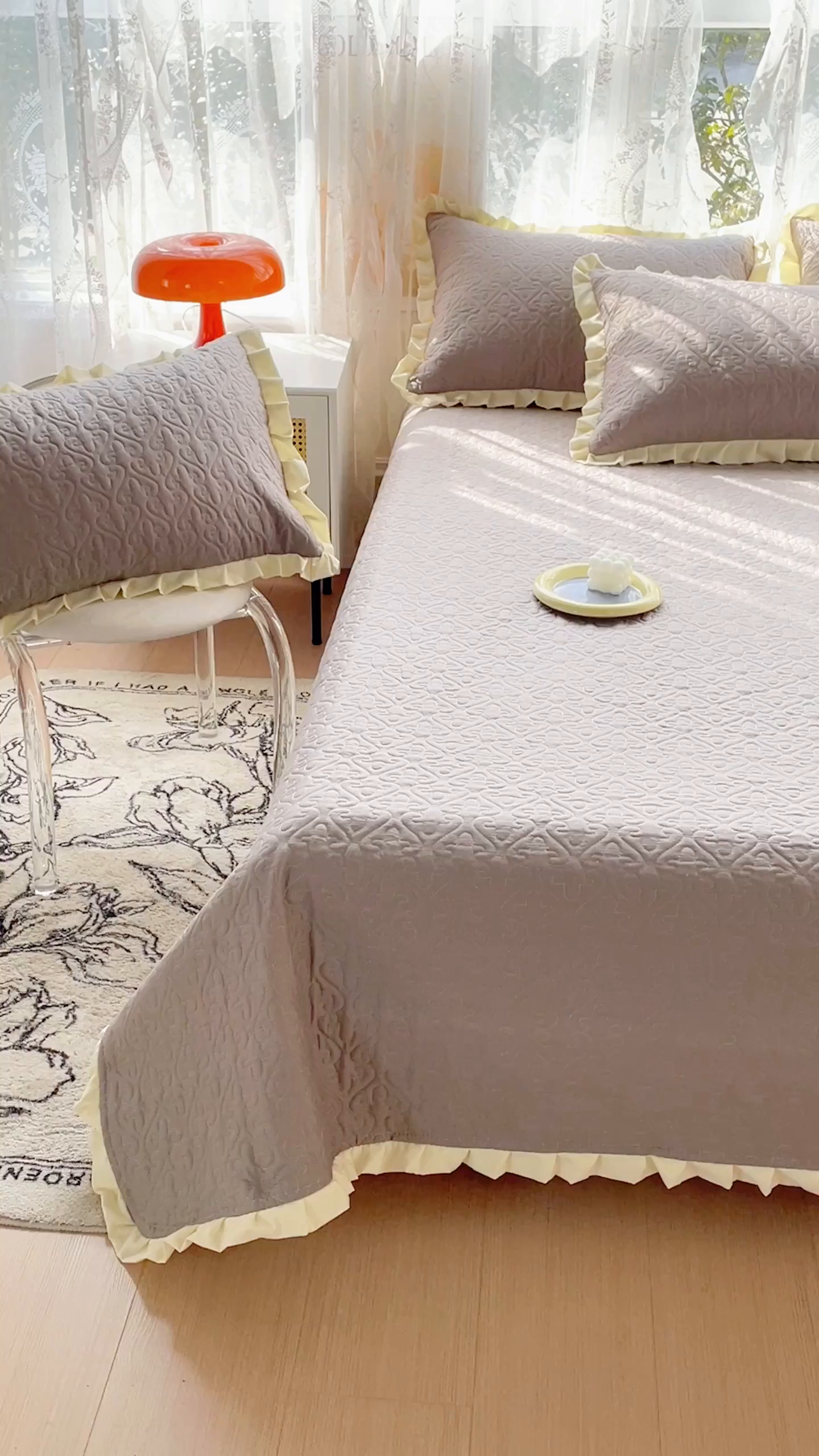 91家纺网 家纺一手货源 找家纺 妮可 2025新款全棉纯色花边款40S纯棉夹棉绗缝四季款多功能床盖 轻奢灰