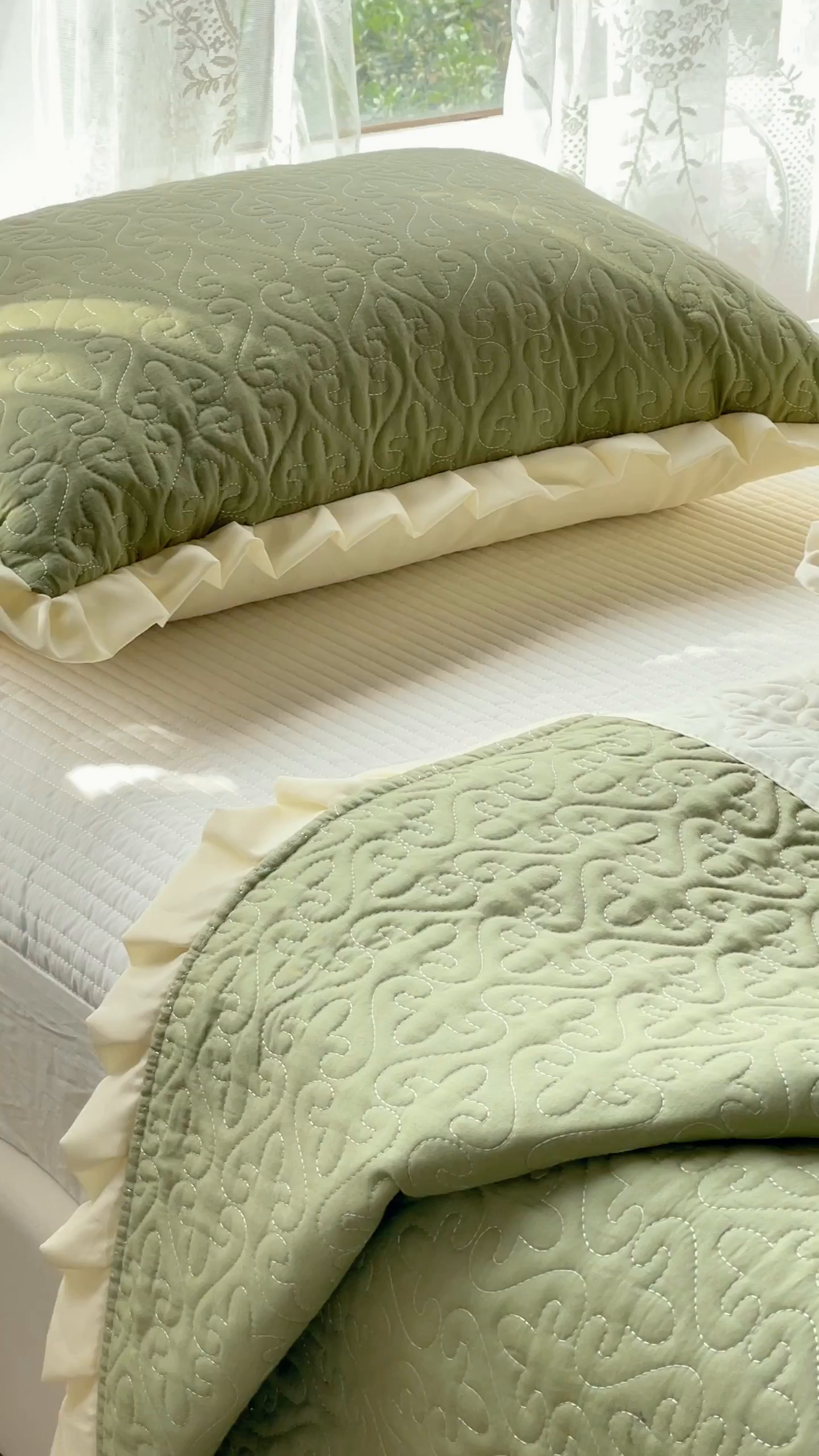 91家纺网 家纺一手货源 找家纺 妮可 2025新款全棉纯色花边款40S纯棉夹棉绗缝四季款多功能床盖 青草绿