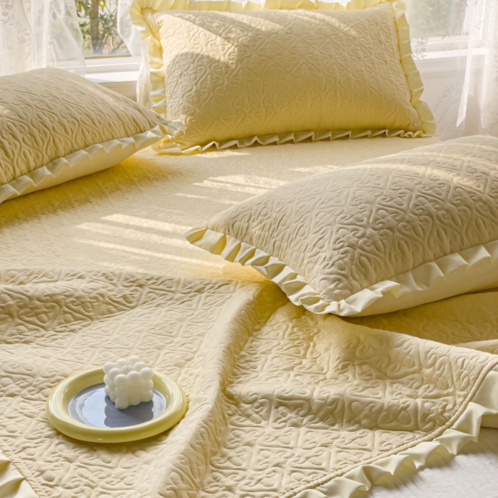 91家纺网 家纺一手货源 找家纺 妮可 2025新款全棉纯色花边款40S纯棉夹棉绗缝四季款多功能床盖 奶黄色