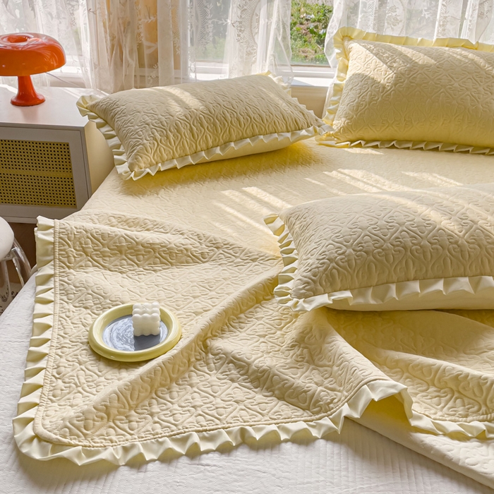 91家纺网 家纺一手货源 找家纺 妮可 2025新款全棉纯色花边款40S纯棉夹棉绗缝四季款多功能床盖 奶黄色