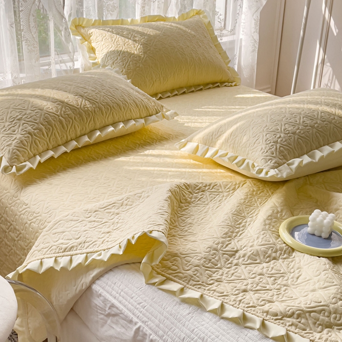 91家纺网 家纺一手货源 找家纺 妮可 2025新款全棉纯色花边款40S纯棉夹棉绗缝四季款多功能床盖 奶黄色
