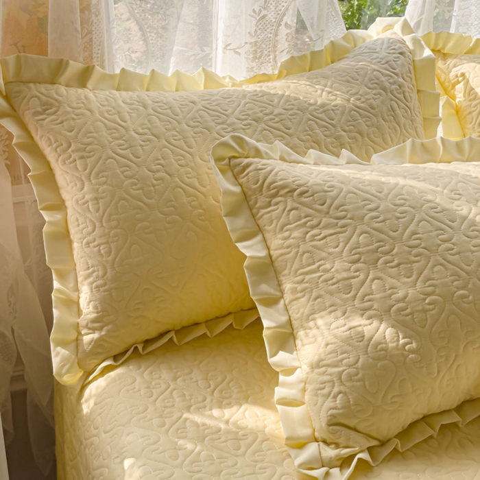 91家纺网 家纺一手货源 找家纺 妮可 2025新款全棉纯色花边款40S纯棉夹棉绗缝四季款多功能床盖 奶黄色