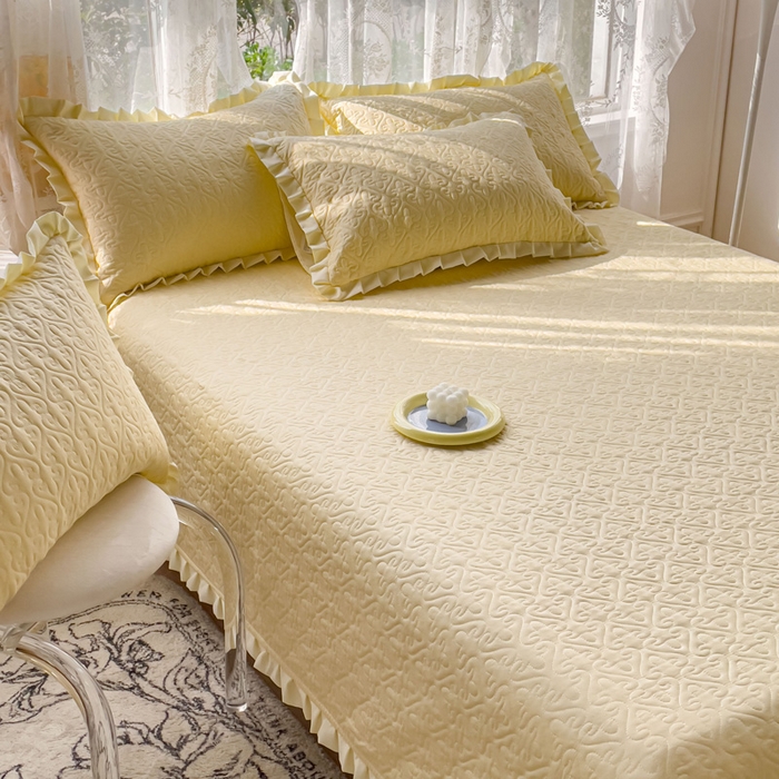 91家纺网 家纺一手货源 找家纺 妮可 2025新款全棉纯色花边款40S纯棉夹棉绗缝四季款多功能床盖 奶黄色