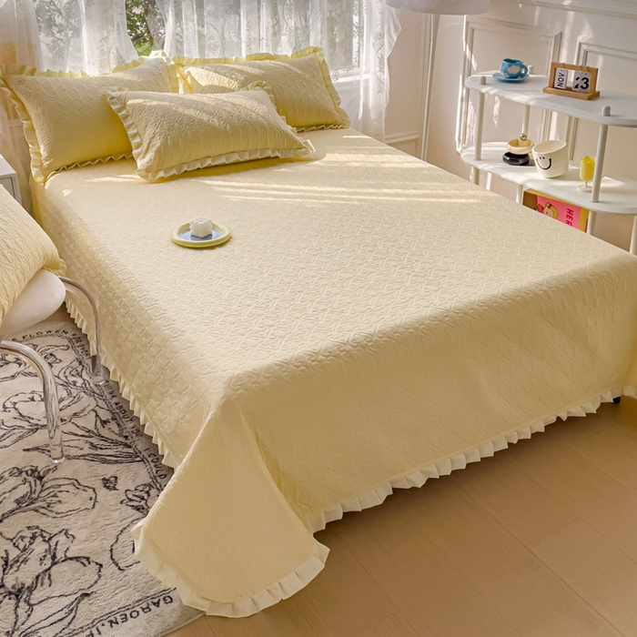 91家纺网 家纺一手货源 找家纺 妮可 2025新款全棉纯色花边款40S纯棉夹棉绗缝四季款多功能床盖 奶黄色