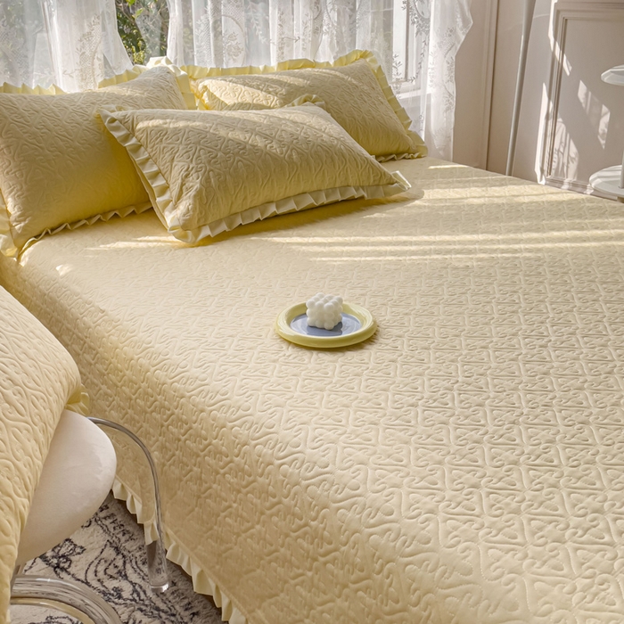 91家纺网 家纺一手货源 找家纺 妮可 2025新款全棉纯色花边款40S纯棉夹棉绗缝四季款多功能床盖 奶黄色