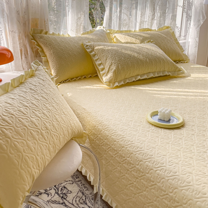 91家纺网 家纺一手货源 找家纺 妮可 2025新款全棉纯色花边款40S纯棉夹棉绗缝四季款多功能床盖 奶黄色